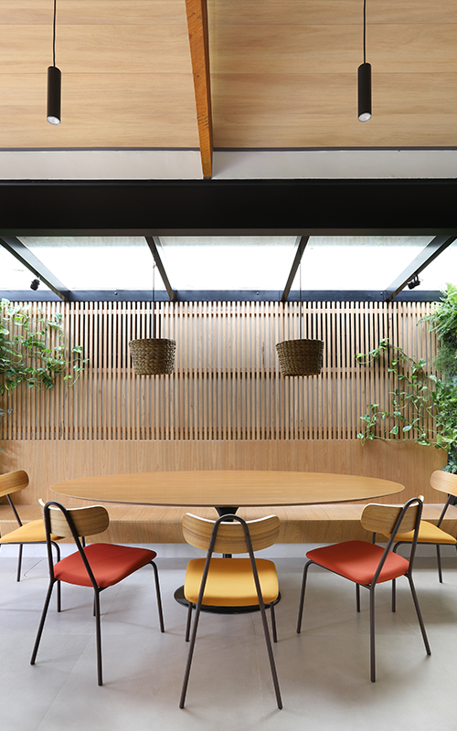 Projeto: @Patricia Pomerantzeff | Fotos: Mariana Orsi | Referência: Teto Vinílico Teca Bege