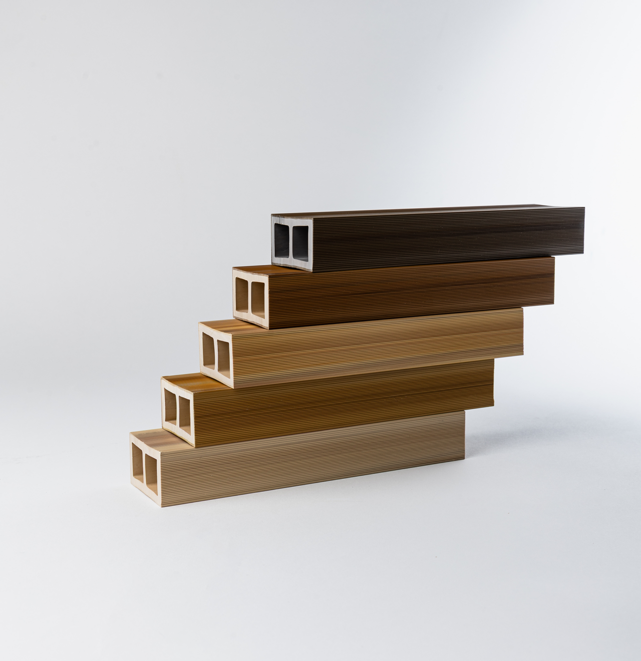 Amostras de Vini Brise em cinco referências de amadeirados da linha Origens: Tauari, Carvalho, Angelim, Okan e Mogno (crédito: Paulo Bezerra)