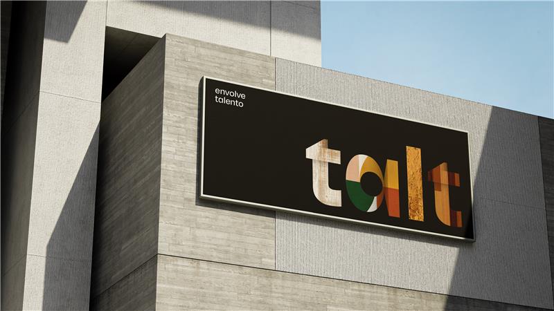 Essa imagem é um mockup com aplicação da nova marca em um outdoor na parede.