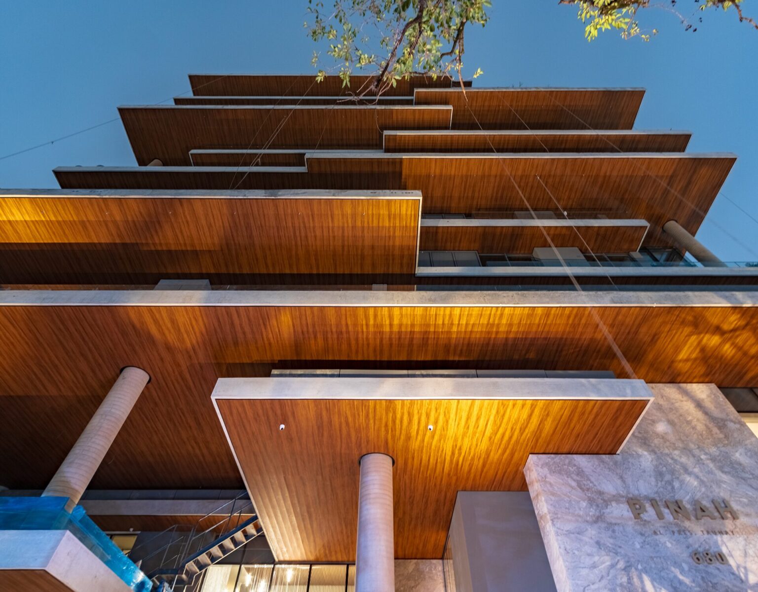 Revestimento vinílico criado no Brasil reposiciona o teto como elemento chave na arquitetura contemporânea 