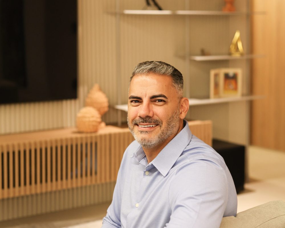 Imagem do arquiteto Wagner Melo utilizando o produto Teca Bege da Teto Vinílico, fotografado pela Morgana Nunes