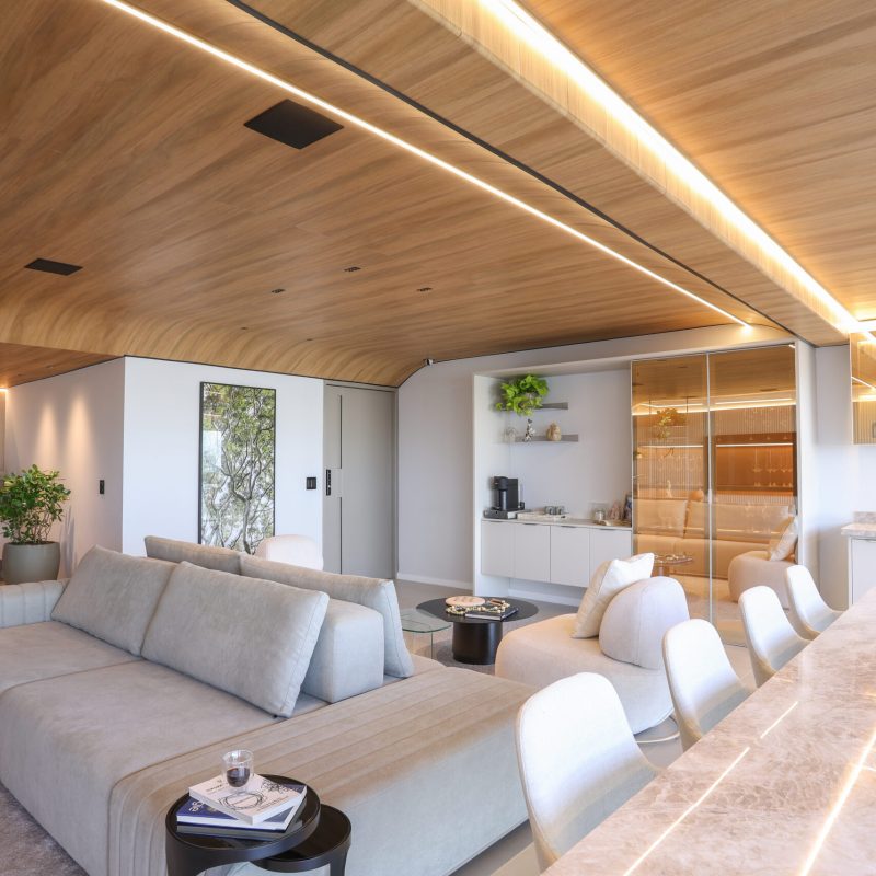 Imagem de um projeto do arquiteto Wagner Melo utilizando o produto Teca Bege da Teto Vinílico, fotografado pela Morgana Nunes